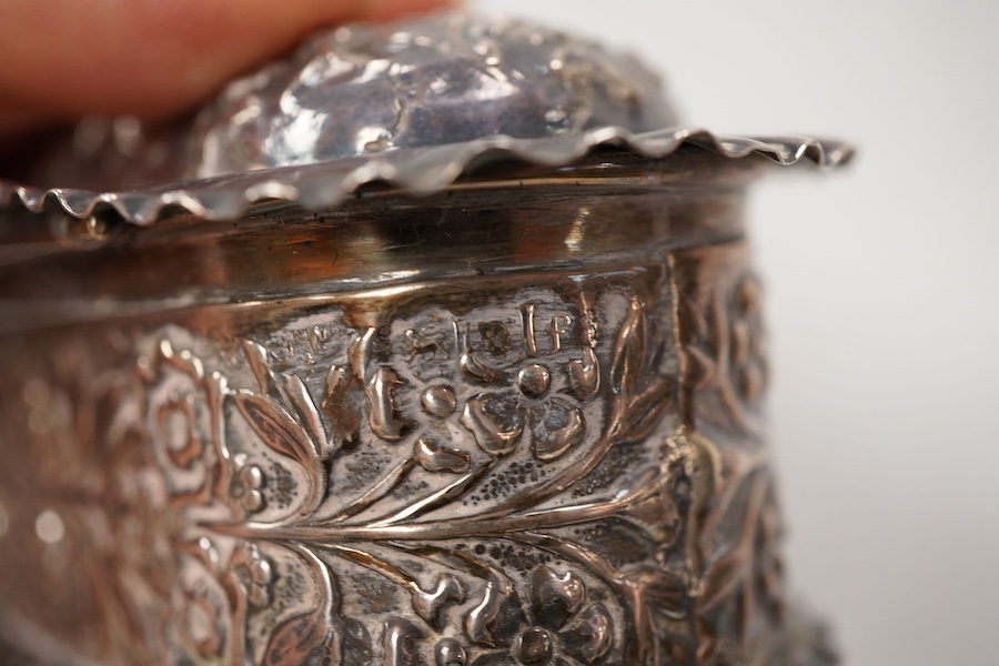 An Edwardian repousse silver trinket box, of oval form, by Mappin & Webb, London, 1901, 17.9cm, 5.9oz.